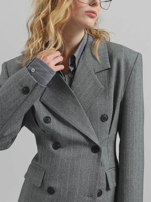 Sofia | Blazer gris à fines rayures, ceinturé