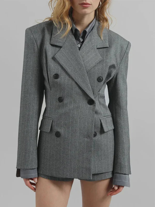 Sofia | Blazer gris à fines rayures, ceinturé